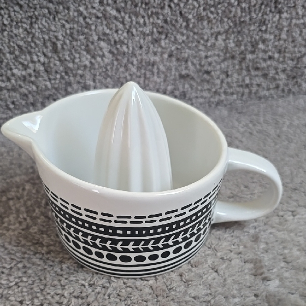 Black and White Citrus Juicer